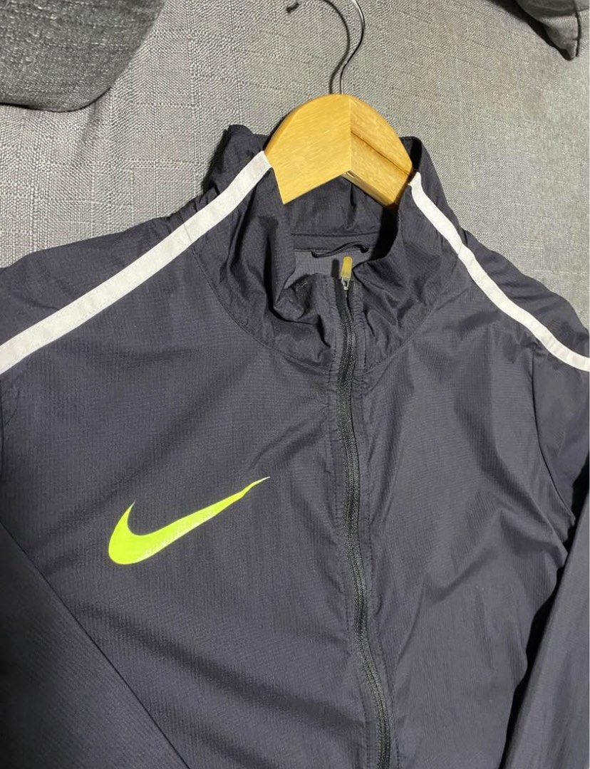 Nike Running Jacket (Category: Activewear) located in Baguio. Submitted by usedcondition (Listing ID 1367284870, Image 3). Description: lightweight jacket fits medium-large men.