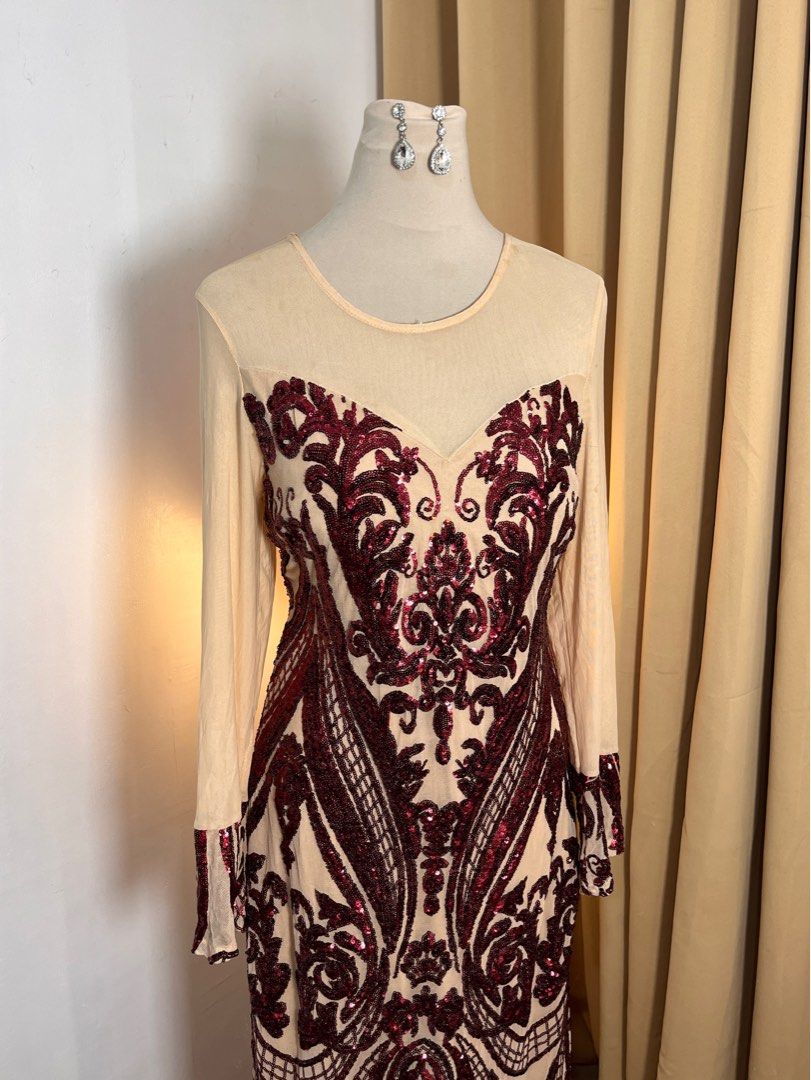 Plus size Long gown FOR SALE (Category: Evening dresses & gowns) located in Marikina City. Submitted by shae_preloved (Listing ID 1367114689, Image 3). Description: LIKE NEW! Fits XL - 4XL Very stretchable Body hugging Fully sequined Zipper back .