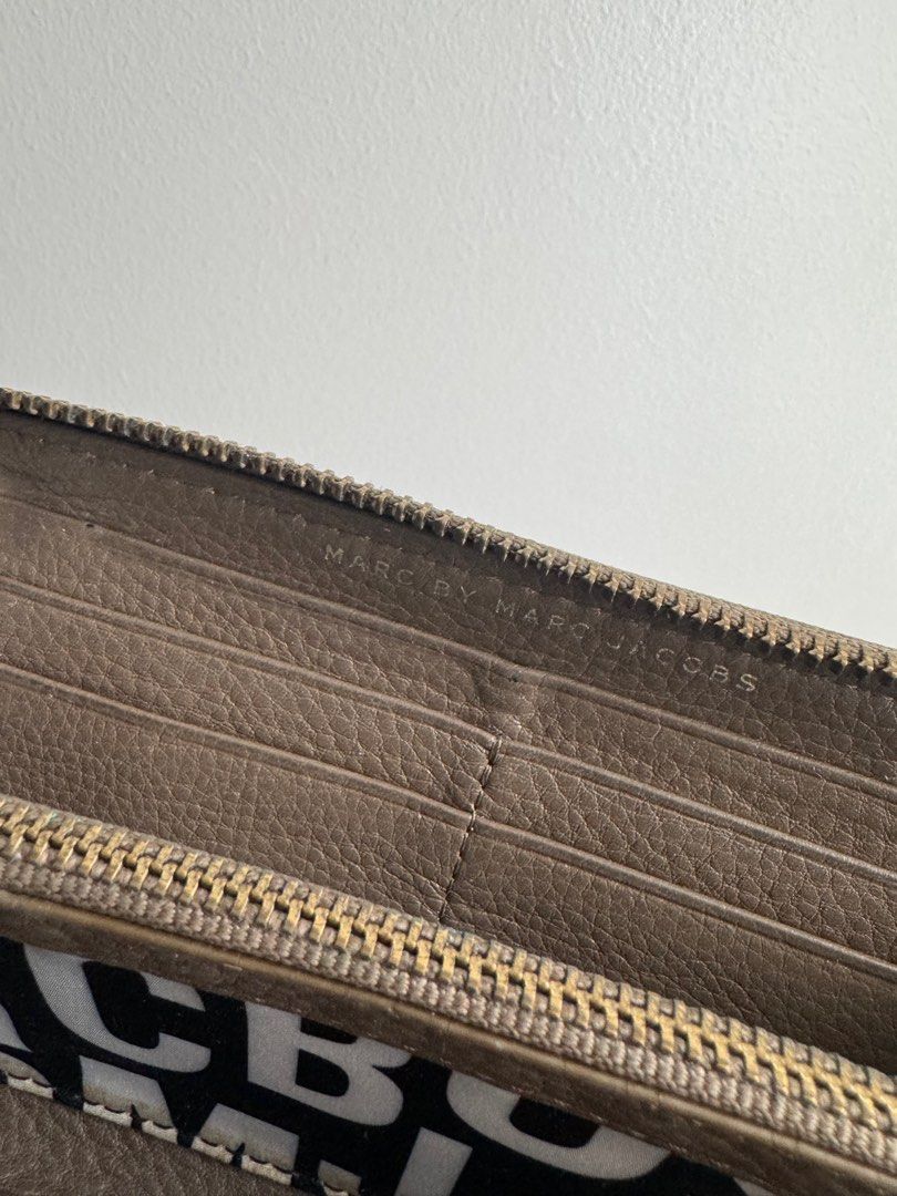 Pre-loved Authentic Marc Jacobs Classic Q-zip around wallet (Category: Luxury Bags & Wallets) located in Pasig City. Submitted by curatedcoph (Listing ID 1367187770, Image 3). Description: Marc by Marc Jacobs Clasic Q Zip-around wallet 100% authentic Well used, leather has softened but interior still in good condition Comes with box.