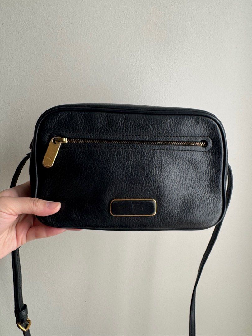 Pre-loved Authentic Vintage Marc Jacobs Crossbody Bag (Category: Luxury Bags & Wallets) located in Pasig City. Submitted by curatedcoph (Listing ID 1367186508, Image 1). Description: 100% authentic From my personal collection With dustbag Faded logo in its exterior but interior is in good condition.