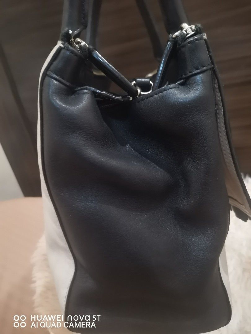 Preloved Coach Legacy Handbag (Category: Tote Bags) located in Lipa City. Submitted by stellar_things (Listing ID 1367241836, Image 3). Description: 6/10 condition The interior has noticeable stains..
