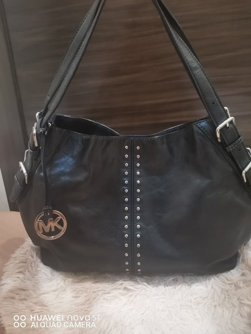 Preloved Michael Kors Large Shoulder Bag (Category: Shoulder Bags) located in Lipa City. Submitted by stellar_things (Listing ID 1367242216, Image 1). Description: 8/10 condition With minimal dirt on the interior..