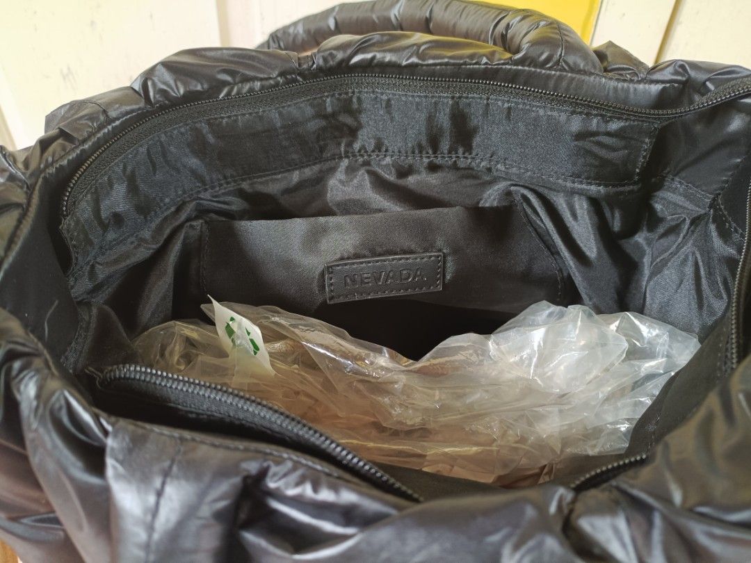 Puffy Bag Wanita Tebal Merk Nevada Matahari Kerja Aestethic Totebag Besar Muat Laptop (Kategori: Tas & Dompet Wanita) berada di Bekasi. Dikirim oleh prelovaldaaa (ID iklan 1367228424, Gambar 3). Deskripsi: - Merk Nevada - Beli di Matahari - Warna Hitam masih aman terang - Kondisi 100% mulus - Jarang di Pakai.