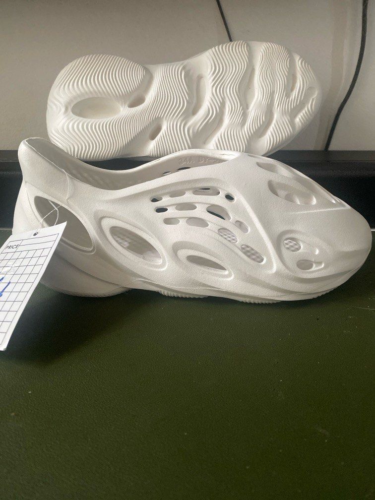 Sandals (Category: Sandals) located in Labu. Submitted by kotakstore (Listing ID 1367123799, Image 3). Description: Sandals Unisex Brand new Cod post.