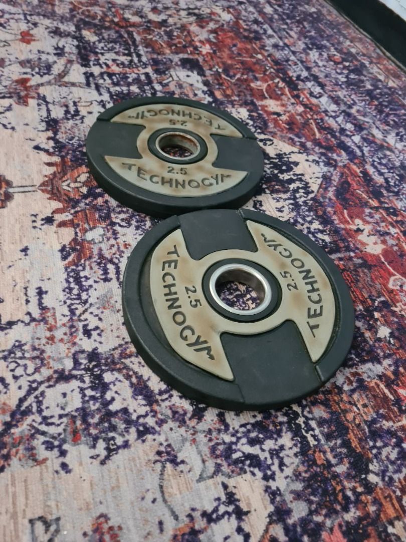 Technogym 2.5kg Rubber-Coated Plate (Olympic, Home Use) (Category: Weights & Dumbbells) located in Paranaque City. Submitted by jame.yy (Listing ID 1367113356, Image 2). Description: 📍 Location: Merville Village, Parañaque 💰 Price: ₱650 each (2 pcs available) Condition: Excellent – home use only Dial in your lifts with Technogym 2.5kg plates — imported and rubber-coated for safe, quiet workouts. 🛠 Specs: Brand: Technogym Weight: 2.5 kilograms 