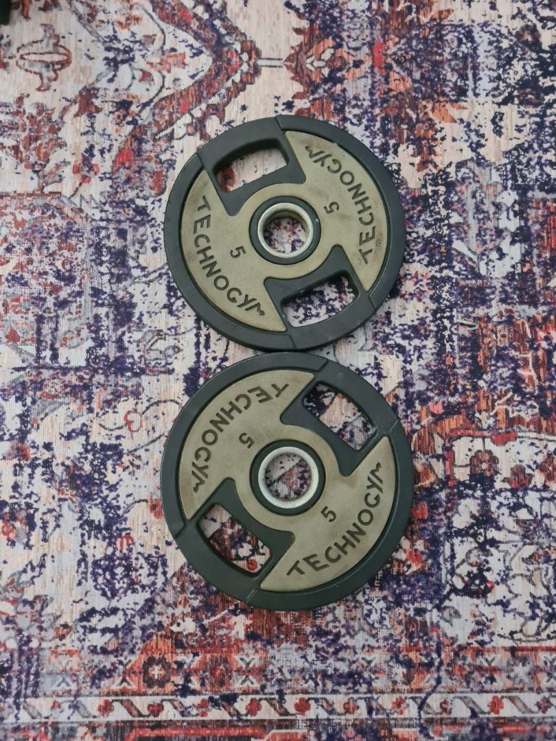 Technogym 5kg Rubber-Coated Plate (Premium, Imported) (Category: Weights & Dumbbells) located in Paranaque City. Submitted by jame.yy (Listing ID 1367113182, Image 2). Description: 📍 Location: Merville Village, Parañaque 💰 Price: ₱1,100 each (2 pcs available) Condition: Light home use only Authentic Technogym 5kg rubber plates — imported, durable, and perfect for progressive loading. ✅ Features: Brand: Technogym Weight: 5 kilograms Rubber-coate