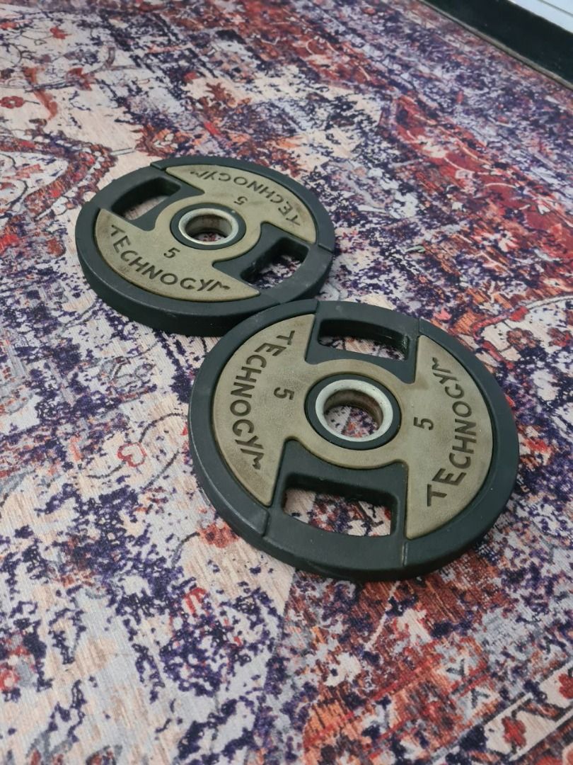Technogym 5kg Rubber-Coated Plate (Premium, Imported) (Category: Weights & Dumbbells) located in Paranaque City. Submitted by jame.yy (Listing ID 1367113182, Image 1). Description: 📍 Location: Merville Village, Parañaque 💰 Price: ₱1,100 each (2 pcs available) Condition: Light home use only Authentic Technogym 5kg rubber plates — imported, durable, and perfect for progressive loading. ✅ Features: Brand: Technogym Weight: 5 kilograms Rubber-coate