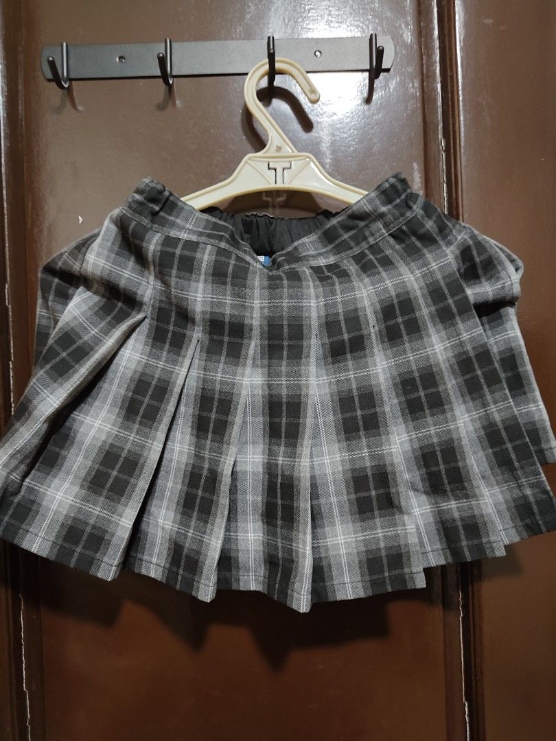 Uniqlo plaid skort kids (Category: Babies & Kids Fashion) located in Quezon City. Submitted by capyboora (Listing ID 1367148304, Image 1). Description: rfs decluttering used 1x naliitan agad.