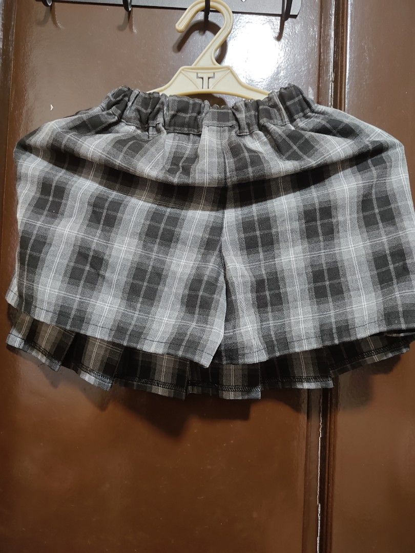 Uniqlo plaid skort kids (Category: Babies & Kids Fashion) located in Quezon City. Submitted by capyboora (Listing ID 1367148304, Image 2). Description: rfs decluttering used 1x naliitan agad.