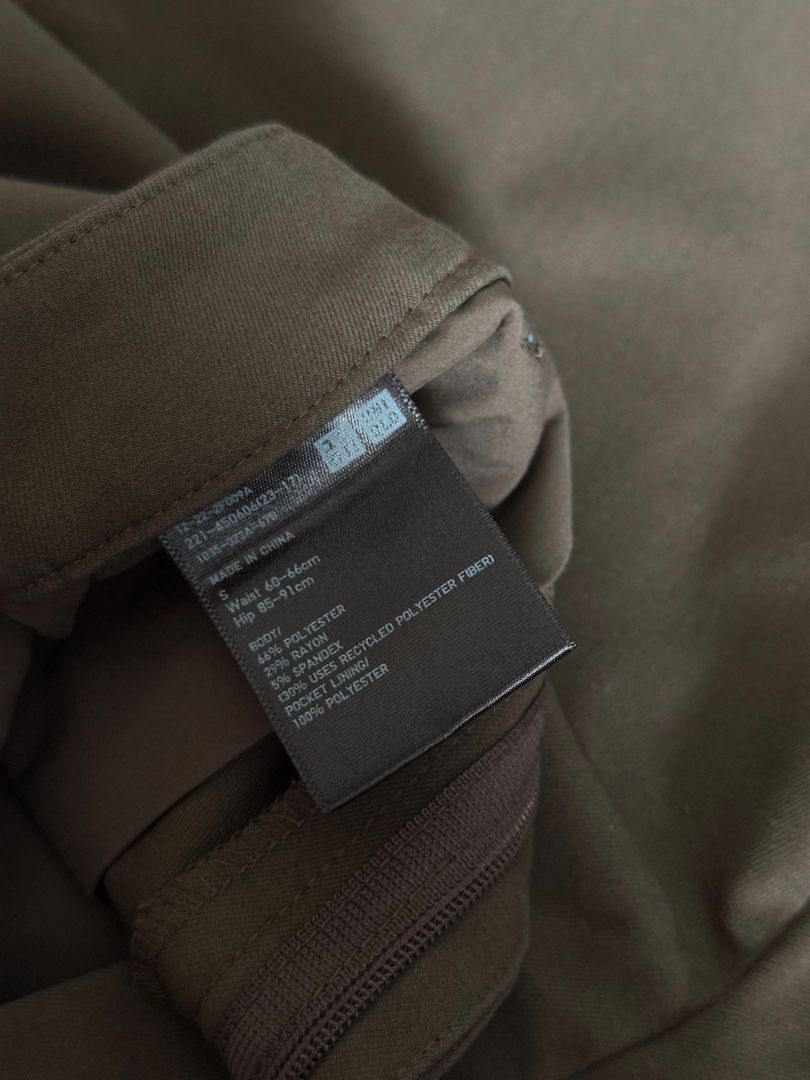 UNIQLO Smart Ankle Pants (S | Brown) (Category: Other Bottoms) located in Manila. Submitted by levartech (Listing ID 1367140557, Image 3). Description: - read “ABOUT” - all pictures are uploaded - can ship, customer must handle sf - meet ups around dlsu only with handling fee of 70 pesos.