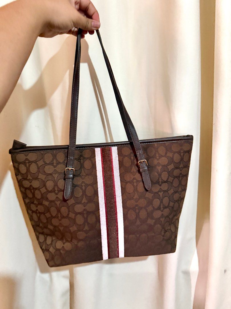 ZIP TOP TOTE COACH IN JACQUARD CANVAS (Category: Luxury Bags & Wallets) located in Manila. Submitted by li.priv (Listing ID 1367129189, Image 2). Description: Kakabili ko lang sa marketplace, kaso di kasya gamit ko huhu. Bilihin nyo na!! .