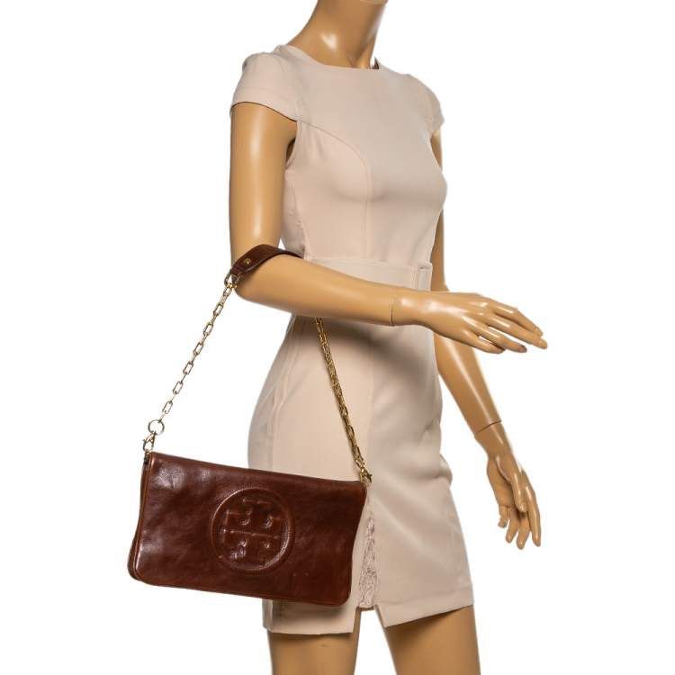 Authentic Tory Burch Bombe Reva Chain Clutch (Category: Luxury Bags & Wallets) located in Manila. Submitted by mokaaaaaaaa (Listing ID 1367472095, Image 2). Description: Authentic tory burch ‘Bombe Reva’ chain clutch in dark brown. There’s slight fading on the chain but barely noticeable! See last 2 pictures. Sobrang ganda ng leather mga sis 💯.