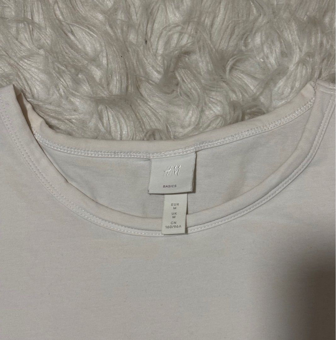 Basic White Top 𐙚 (Category: Shirts) located in Singapore. Submitted by star4star_ (Listing ID 1367402848, Image 2). Description: Size M White Paynow/cash! Feel free to DM for any measurements/meet up .