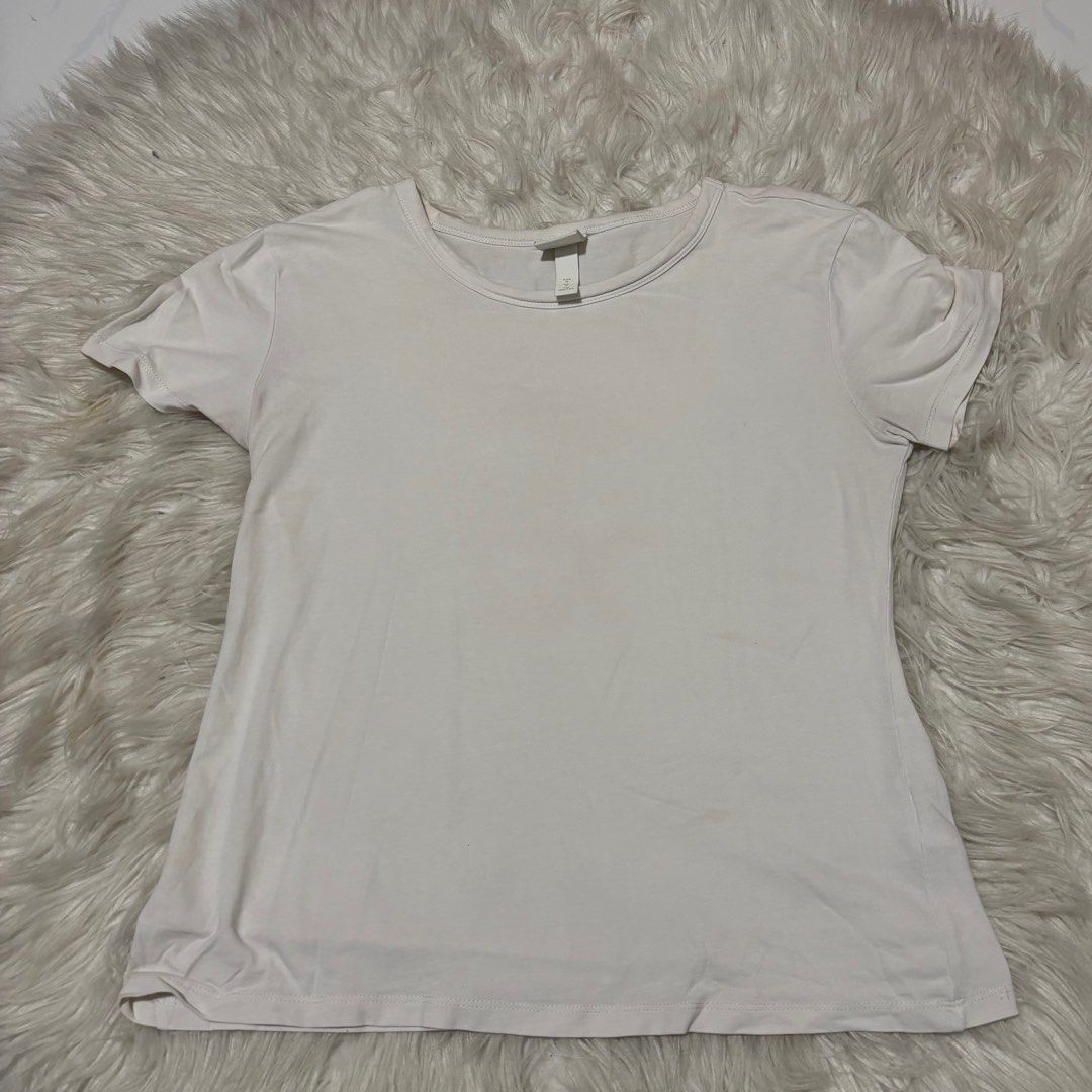 Basic White Top 𐙚 (Category: Shirts) located in Singapore. Submitted by star4star_ (Listing ID 1367402848, Image 1). Description: Size M White Paynow/cash! Feel free to DM for any measurements/meet up .