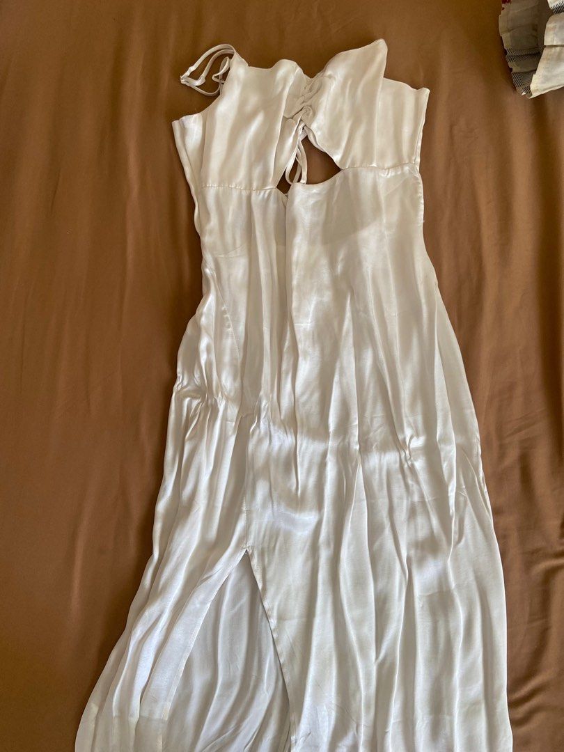 Bershka White Satin Dress (Category: Dresses) located in Quezon City. Submitted by cmsupreloved (Listing ID 1367306863, Image 3). Description: fits medium frames.