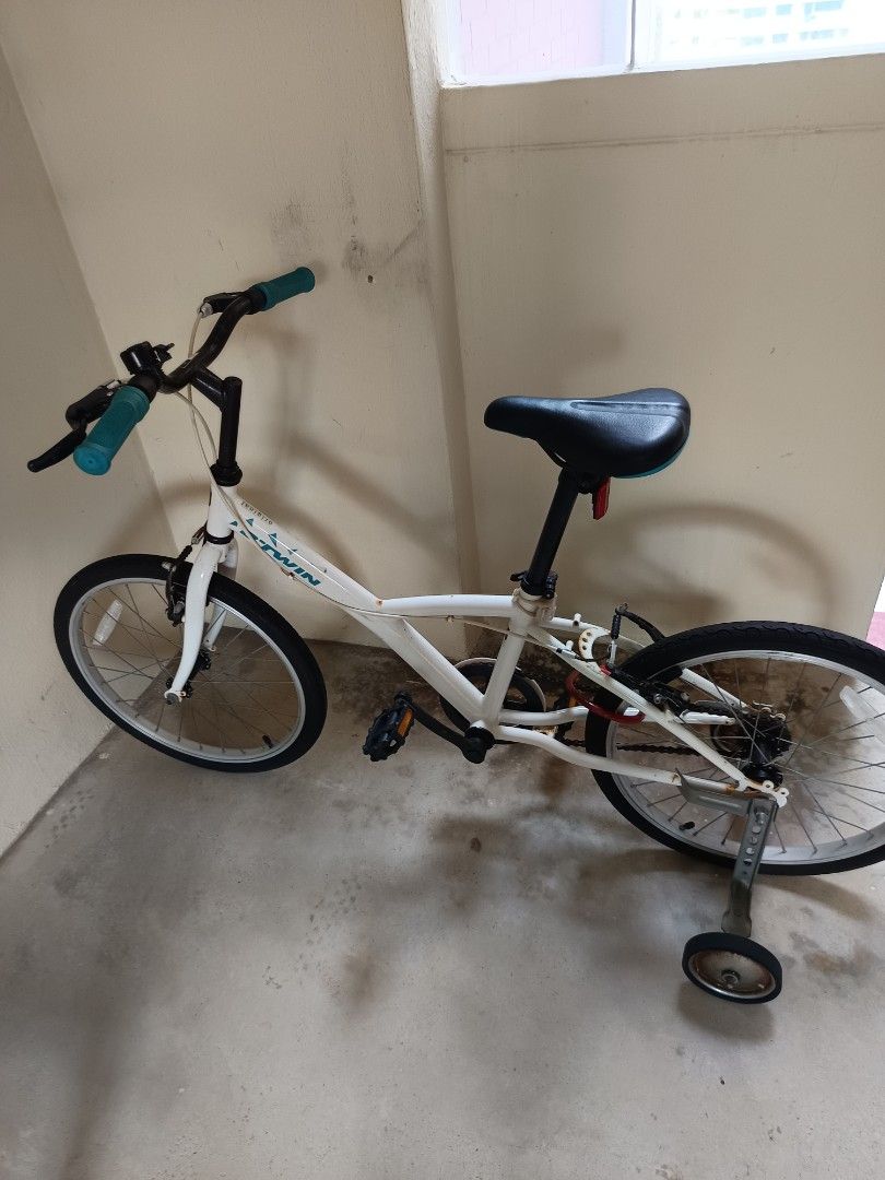20" Bicycle (Category: Bicycles) located in Singapore. Submitted by cskwa (Listing ID 1367294055, Image 3). Description: Bicycle with training wheels can be removed. Want to sell quickly. Price negotiable..