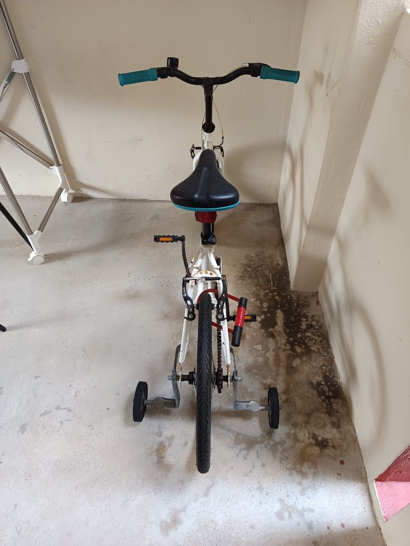 20" Bicycle (Category: Bicycles) located in Singapore. Submitted by cskwa (Listing ID 1367294055, Image 2). Description: Bicycle with training wheels can be removed. Want to sell quickly. Price negotiable..