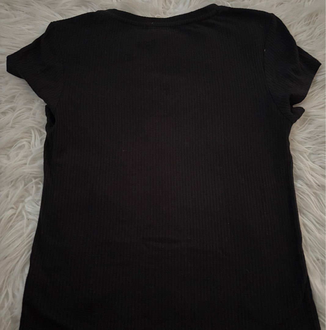 Basic Black Top 𐙚 (Category: Shirts) located in Singapore. Submitted by star4star_ (Listing ID 1367402190, Image 3). Description: Size M Black Paynow/cash! Feel free to DM for any measurements/meet up .