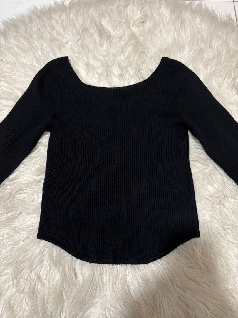 Black Longsleeves 𐙚 (Category: Longsleeves) located in Singapore. Submitted by star4star_ (Listing ID 1367401625, Image 3). Description: Size S Black Paynow/cash! Feel free to DM for any measurements/meet up.