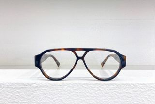 (Category: ) located in . Submitted by sunglasses.versionsale (Listing ID 1367369561, Image 1). Description: .