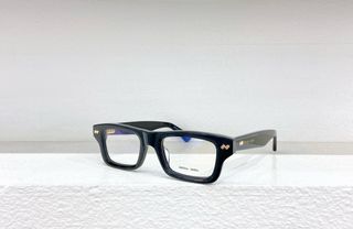 (Category: ) located in . Submitted by sunglasses.versionsale (Listing ID 1367374162, Image 1). Description: .