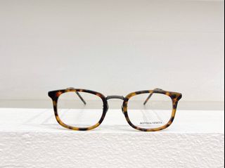 (Category: ) located in . Submitted by sunglasses.versionsale (Listing ID 1367399638, Image 1). Description: .