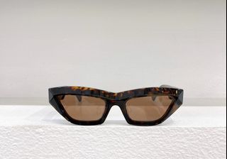 (Category: ) located in . Submitted by sunglasses.versionsale (Listing ID 1367441198, Image 1). Description: .