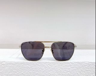 (Category: ) located in . Submitted by sunglasses.versionsale (Listing ID 1367442328, Image 1). Description: .
