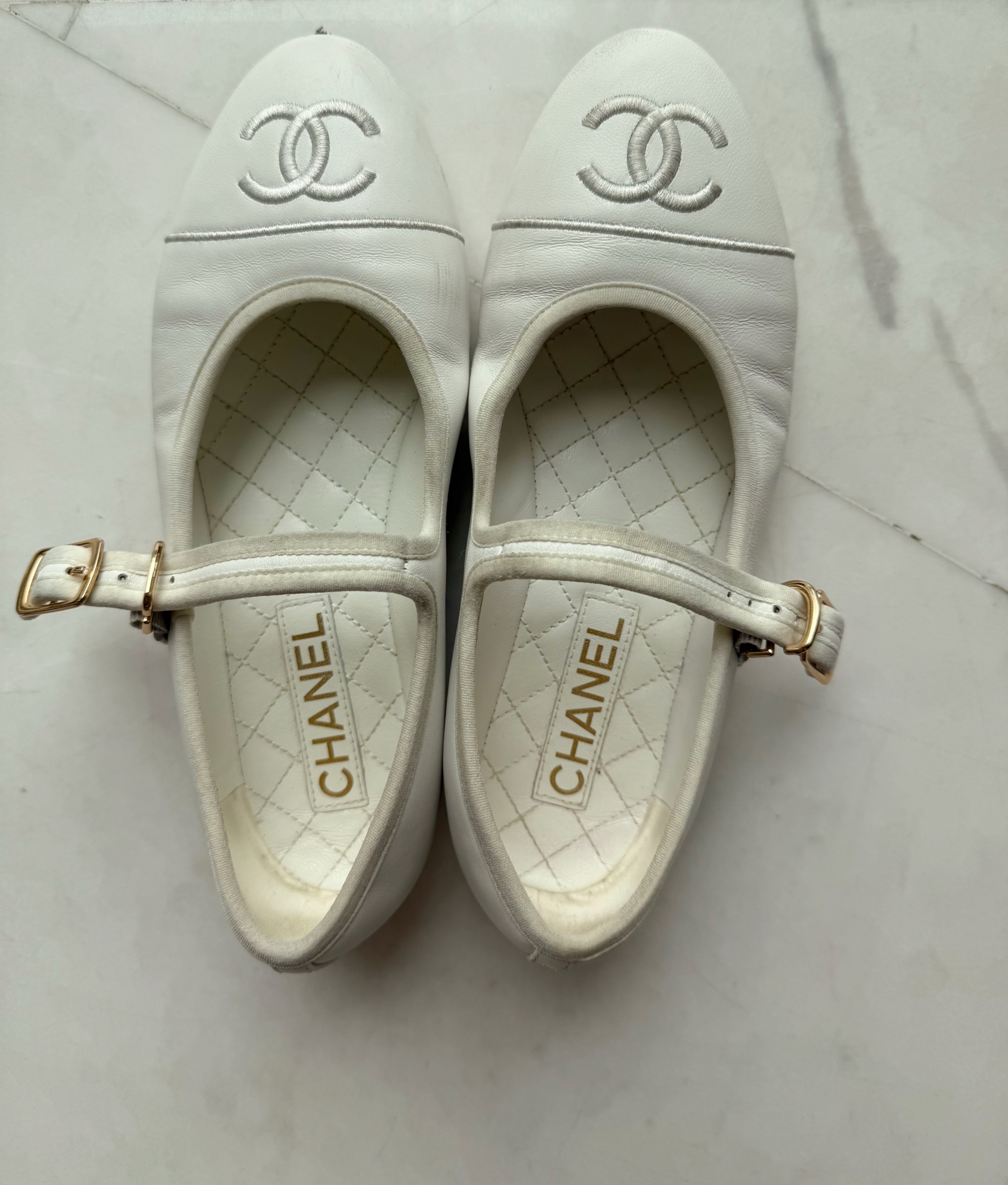 CHANEL 25S MARY JANE FLAT IN WHITE TWEED WITH BLACK CAP TOE GOLD HARDWARE