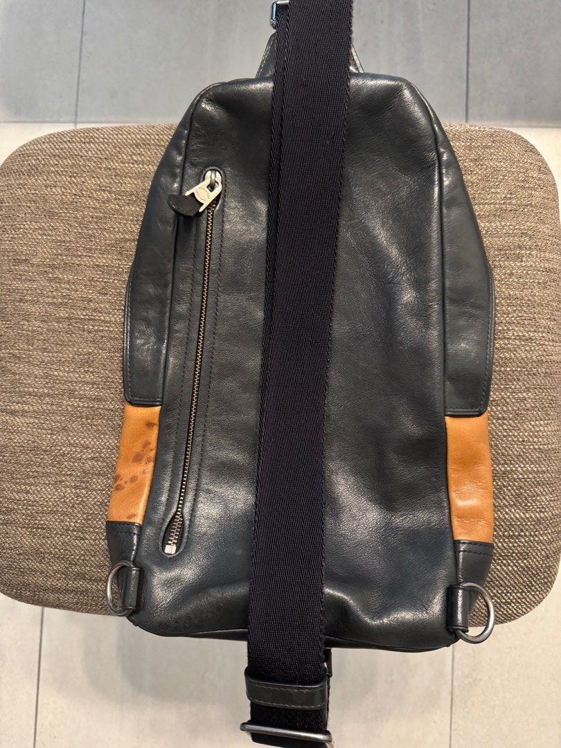 Coach Vintage Men Charter Crossbody Bag (Category: Bags & Wallets) located in Singapore. Submitted by terencekoh79 (Listing ID 1367396181, Image 2). Description: Coach Men Crossbody Bag. Able to fit an iPad. Genuine Leather..