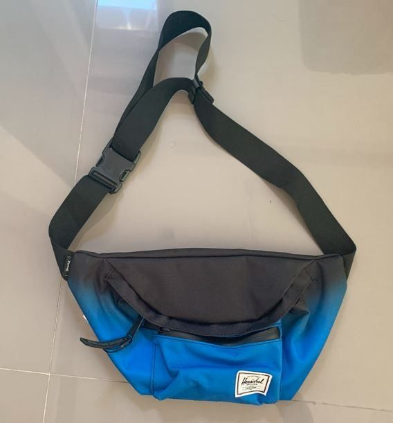 HERSCHEL Fanny Pack 3.5L (Category: Sling Bags) located in Las Pinas. Submitted by Karasell (Listing ID 1367451753, Image 1). Description: HERSCHEL Fanny Pack 3.5L Purchased in US.