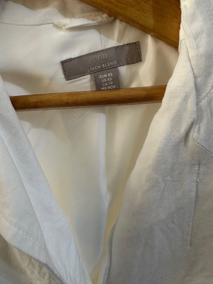 H&M LINEN-BLEND JACKET DRESS (Category: Dresses) located in Quezon City. Submitted by prelaved (Listing ID 1367330362, Image 2). Description: Perfect for events like graduation or date night or for for travel! Short, sleeveless jacket dress in a woven linen blend with a fitted, double-breasted look. Pointed lapels, shoulder pads, and welt front pockets with flap. Removable tie belt at waist. Lined. NO WW Original price : P 2990 Would rather keep 