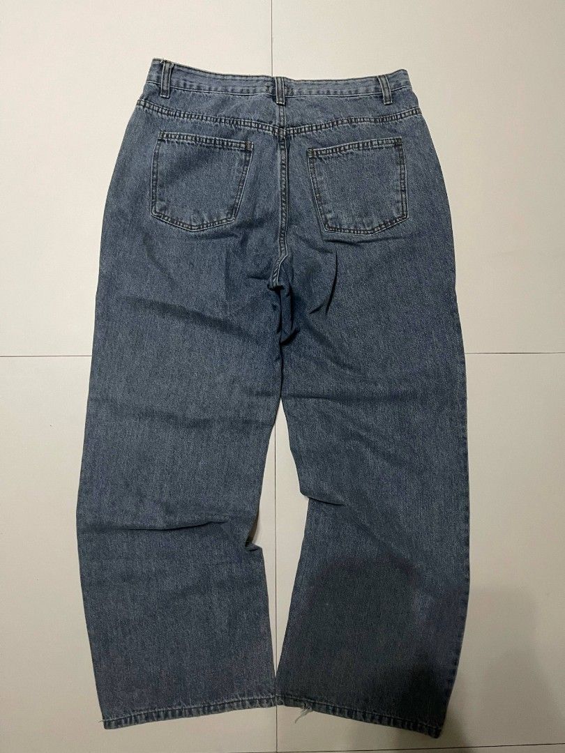 Hotping Blue Baggy Jeans (Category: Jeans) located in San Fernando. Submitted by declutthirdz (Listing ID 1367408923, Image 2). Description: Hotping Blue Baggy Jeans Price: Php 550 or Best Offer DIMES Waist: 33 inches Length: 40.8 inches (almost 41) Hem: 10 inches - 9.8/10 condition: minimal issue (last slide) - great denim quality - a must have psg.