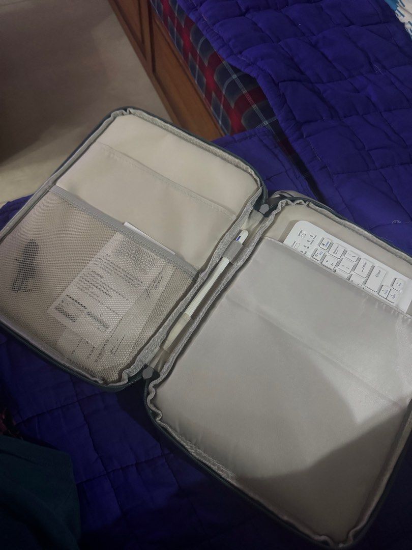 ipad bag (Category: Laptop Bags & Sleeves) located in Manila. Submitted by angeljuhan74050 (Listing ID 1367411884, Image 1). Description: .