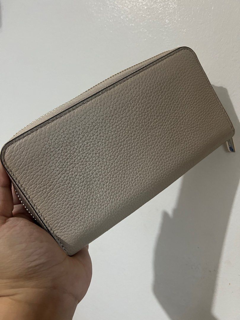 Kate Spade Large Continental Wallet (Category: Luxury Bags & Wallets) located in Quezon City. Submitted by nugssells (Listing ID 1367321862, Image 3). Description: ‼️ FINAL PRICE POSTED – NO HAGGLING. LOW BALLERS WILL BE IGNORED. ‼️ - 100% ORIGINAL FROM THE US - Selling for my family - Barely used, still in good condition - Small dent in front due to storage but overall condition is great pa. No stains or other flaws.