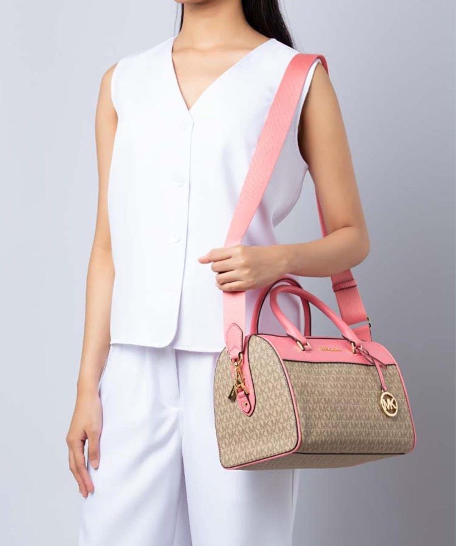 Michael Kors Duffle Bag XL (Category: Luxury Bags & Wallets) located in Angeles City. Submitted by catladyluna (Listing ID 1367330967, Image 1). Description: Bought is US store, perfect for overnight travel .