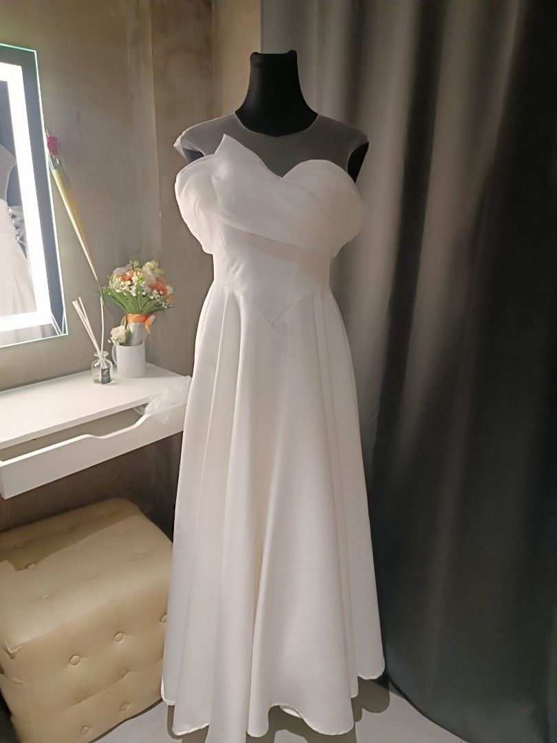 Minimalist wedding gown (Category: Evening dresses & gowns) located in Pasig City. Submitted by itsrubyred (Listing ID 1367328290, Image 1). Description: Hello Future Bride I am selling my intimate wedding gown. 📌 floor length (owner height is 5'0) 📌 delivery via lalamove only around manila 📌 payment first 📌 with free veil kindly PM for more details . thank you.