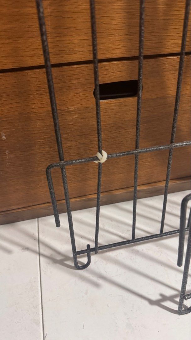 Pet fence (Category: Homes & Other Pet Accessories) located in Singapore. Submitted by onelegmaster (Listing ID 1367435054, Image 2). Description: Width 90cm Height 100cm 3 pcs 1 pcs slightly damaged (as shown in picture).