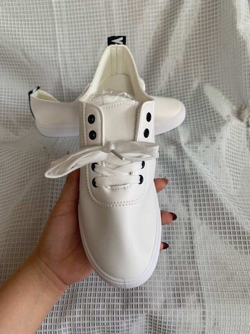 PLAIN WHITE SNEAKER, SHOES (Category: Sneakers) located in Quezon City. Submitted by vnc.fashion.shop (Listing ID 1367359068, Image 3). Description: size 40.