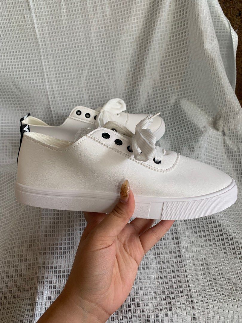 PLAIN WHITE SNEAKER, SHOES (Category: Sneakers) located in Quezon City. Submitted by vnc.fashion.shop (Listing ID 1367359068, Image 2). Description: size 40.