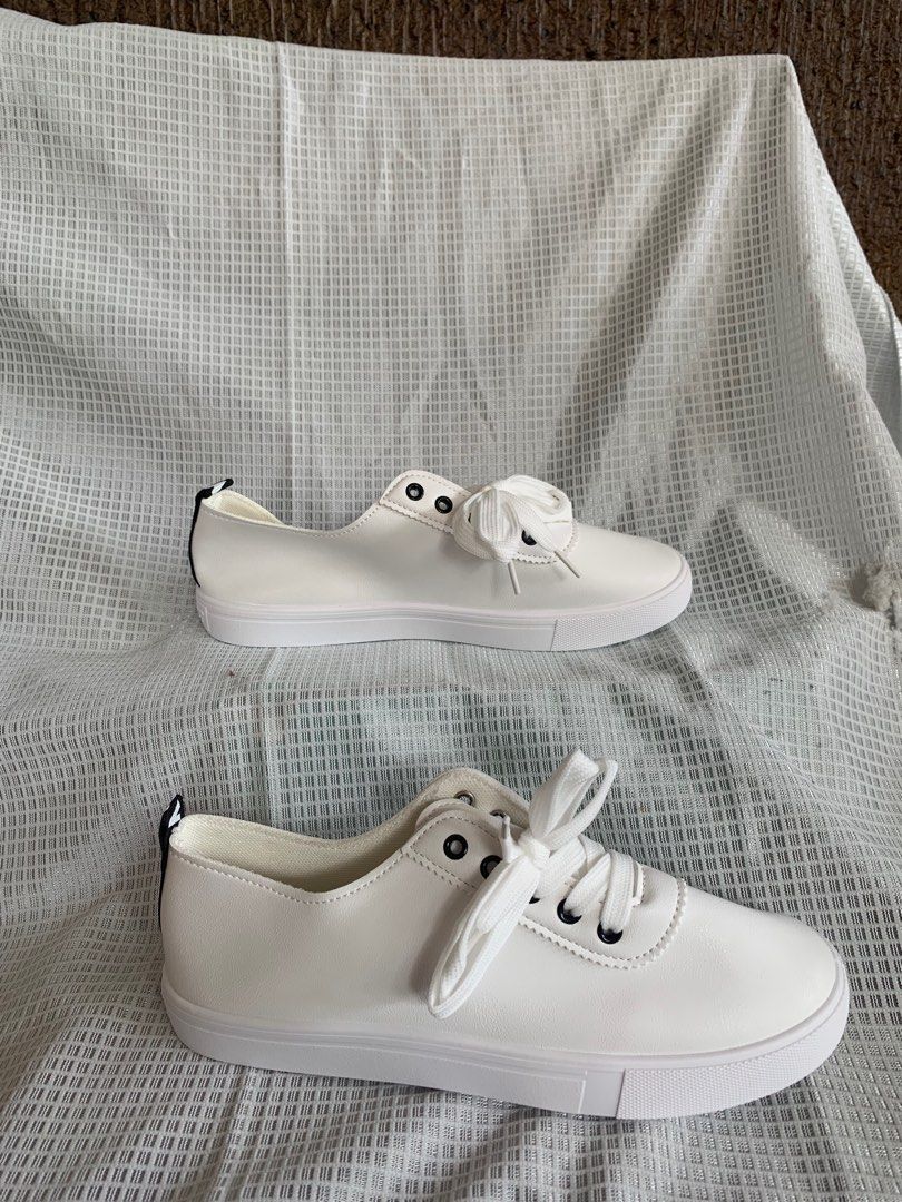 PLAIN WHITE SNEAKER, SHOES (Category: Sneakers) located in Quezon City. Submitted by vnc.fashion.shop (Listing ID 1367359068, Image 1). Description: size 40.