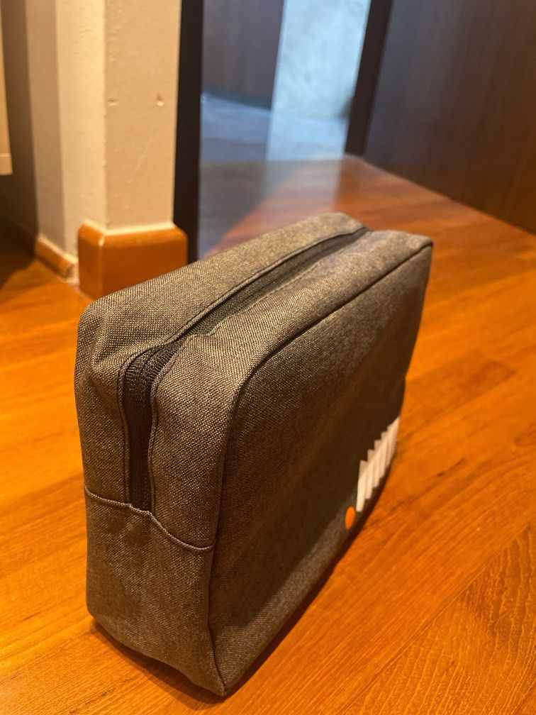 Pouch (Category: Purses & Pouches) located in Singapore. Submitted by mayng8660 (Listing ID 1367415934, Image 2). Description: .