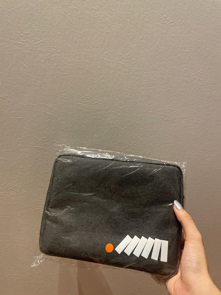 Pouch (Category: Purses & Pouches) located in Singapore. Submitted by mayng8660 (Listing ID 1367415934, Image 1). Description: .