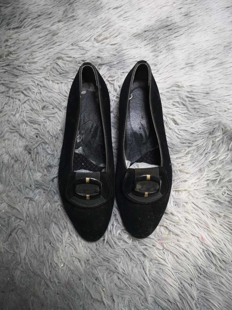 Rounded Toe Suede Black Low Heels (Category: Heels) located in Santa Cruz. Submitted by jmy_surplus.2 (Listing ID 1367334092, Image 2). Description: Size ; 24.5cm Color ; Black Type ; heels Brand ; No brand Material ; Leather Style ; Black leather Low Heels LR 120 JMY 1.