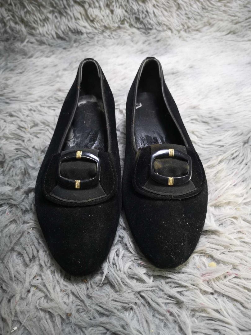Rounded Toe Suede Black Low Heels (Category: Heels) located in Santa Cruz. Submitted by jmy_surplus.2 (Listing ID 1367334092, Image 1). Description: Size ; 24.5cm Color ; Black Type ; heels Brand ; No brand Material ; Leather Style ; Black leather Low Heels LR 120 JMY 1.