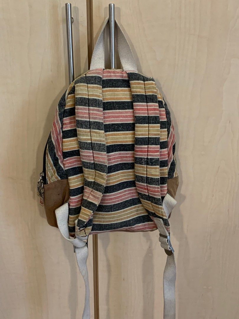 ROXY Backpack (Category: Backpacks) located in Shah Alam. Submitted by jazmii41 (Listing ID 1367378110, Image 2). Description: Condition is still good but just dirty .