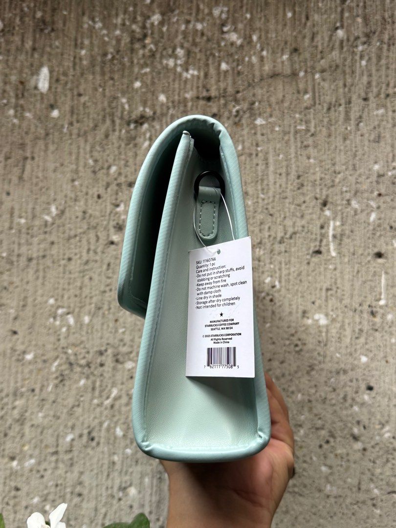 Starbucks x Peanuts Cross Bag (Category: Luxury Bags & Wallets) located in Paranaque City. Submitted by bcjav (Listing ID 1367346461, Image 2). Description: .