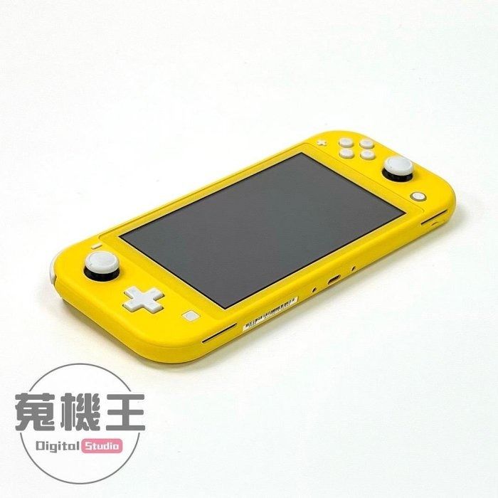 由 winson999888 (刊登 ID 1367386208，圖片 1) 提交，位於 台北市 (Taipei) 的 【蒐機王】Switch Lite 遊戲掌機 黃色【可用舊3C折抵購買】D3673-3 (類別：Nintendo 任天堂)，說明：【商品貨號】D3673 【名稱】Switch Lite 遊戲掌機 【顏色】黃色 【品相描述】外觀良好 【新舊程度】中古品 / 95%新 【保固狀態】店家責任保固七天 【配件說明】無盒裝、充電器 【NCC認證碼】CCAL19LP1700T0 【BSMI商檢字號】N/A 【賣場管理代碼】03，GA8 -------------------------------------- 【商品狀態分級說明】 ● 100%新 = 全新未拆封新品 ● 95%新 = 機況如新品一般 ● 90%新 = 僅些許使用小痕跡 ● 85%新 = 外觀有較明顯痕跡 ● 80%新 = 外觀較重的使用痕跡 ● 70%新 = 商品瑕疵或功能異常 ------------------