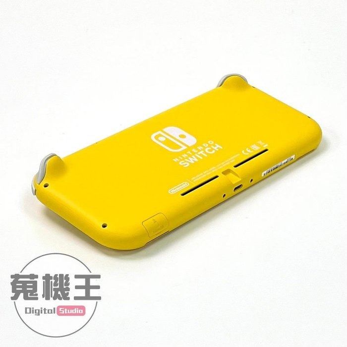 由 winson999888 (刊登 ID 1367386208，圖片 2) 提交，位於 台北市 (Taipei) 的 【蒐機王】Switch Lite 遊戲掌機 黃色【可用舊3C折抵購買】D3673-3 (類別：Nintendo 任天堂)，說明：【商品貨號】D3673 【名稱】Switch Lite 遊戲掌機 【顏色】黃色 【品相描述】外觀良好 【新舊程度】中古品 / 95%新 【保固狀態】店家責任保固七天 【配件說明】無盒裝、充電器 【NCC認證碼】CCAL19LP1700T0 【BSMI商檢字號】N/A 【賣場管理代碼】03，GA8 -------------------------------------- 【商品狀態分級說明】 ● 100%新 = 全新未拆封新品 ● 95%新 = 機況如新品一般 ● 90%新 = 僅些許使用小痕跡 ● 85%新 = 外觀有較明顯痕跡 ● 80%新 = 外觀較重的使用痕跡 ● 70%新 = 商品瑕疵或功能異常 ------------------