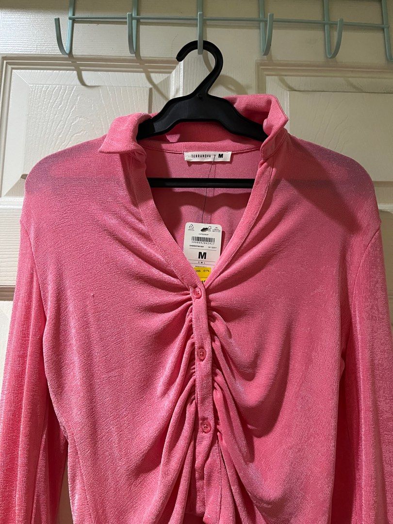 Terranova Pink Long Sleeves Crop Top (Category: Longsleeves) located in Manila. Submitted by alexashops (Listing ID 1367402244, Image 2). Description: Terranova Pink Long Sleeves Cropped Top Brand new ❗️No when worn, does not fit Best fits M-L.